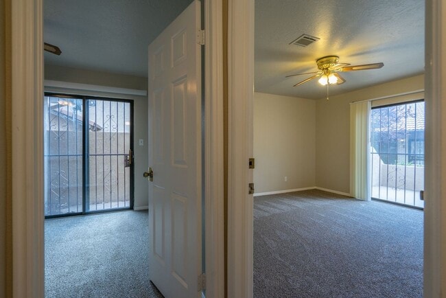 Building Photo - Spacious Updated Townhome in Downtown St. ...