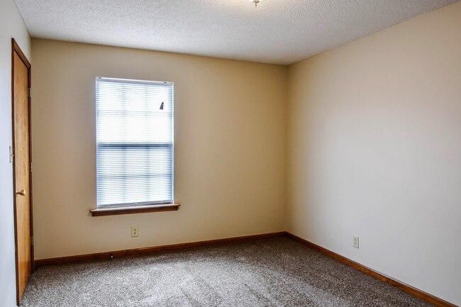 Building Photo - Pet Friendly Town Home by Gate 1!