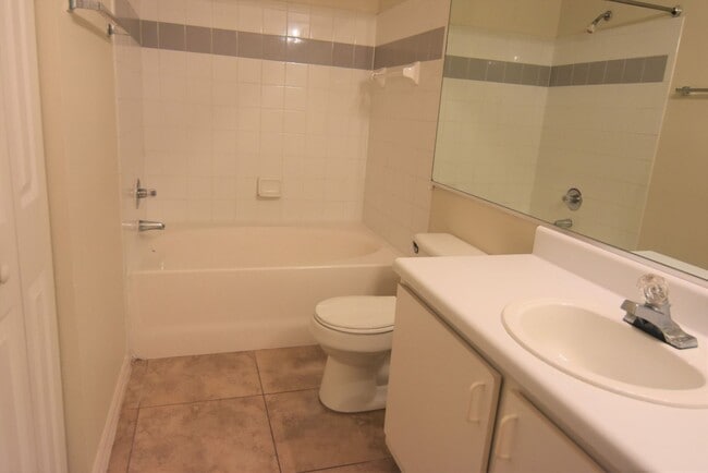 Building Photo - 1B/1B Plus a Den 1st FL $1500/mo -Pinnacle...
