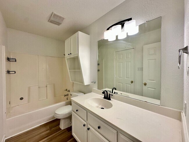Building Photo - Spacious Newly Renovated 4/2 Walking Distance to Campus & Minutes from Downtown!