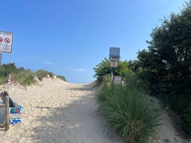 Building Photo - AWESOME TOWN HOME STEPS AWAY FROM BEACH ACCESS