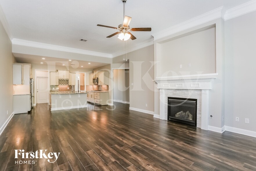 Building Photo - 9923 Oaklawn Dr