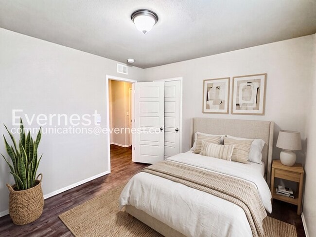 Building Photo - 3 Bed, 2 Bath Home with Garage / Pet-Friendly / Available Now!