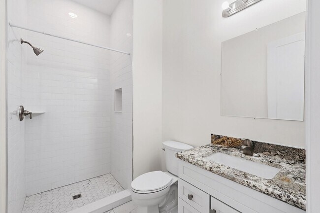 Building Photo - 5116 Shore Dr