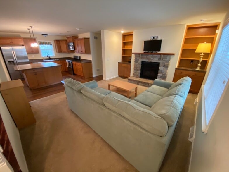 Building Photo - 2094 Fieldcrest Dr