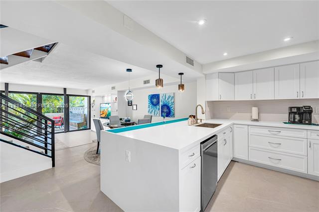 Building Photo - 7018 SW 53rd Ln