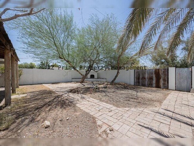Building Photo - 1429 E Palm Ln