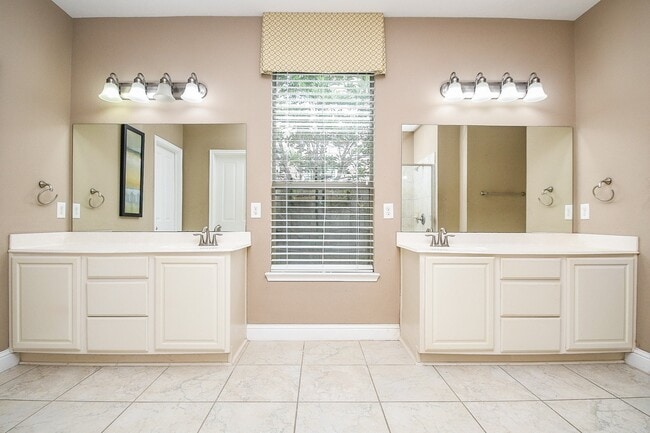 Building Photo - 8343 Sedona Ridge Dr