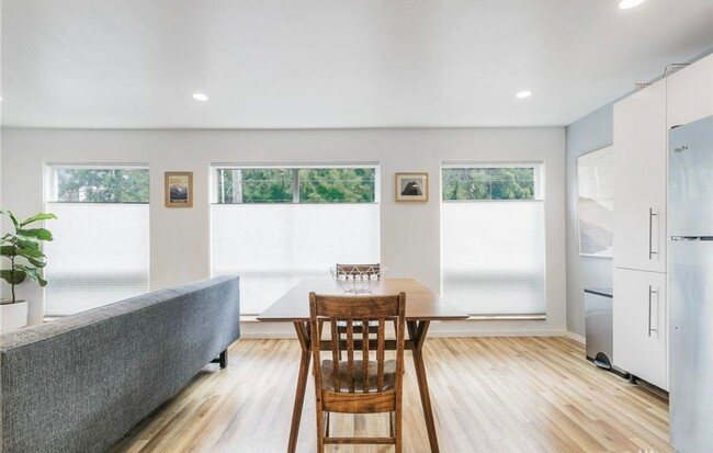 Building Photo - Stunning N. Capitol Hill Condo: Modern Lux...