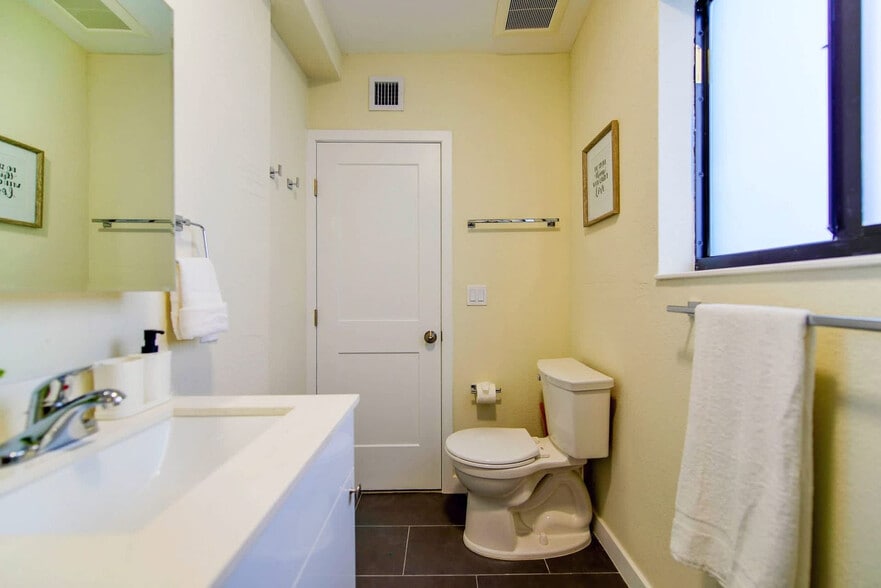 Building Photo - 700 SW 11th Ave