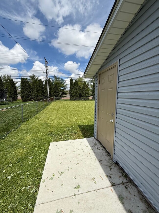 Building Photo - 650 Crest Dr