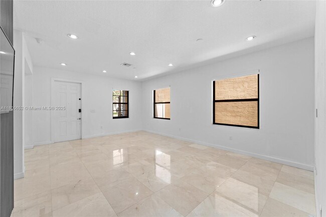 Building Photo - 870 NE 191st St