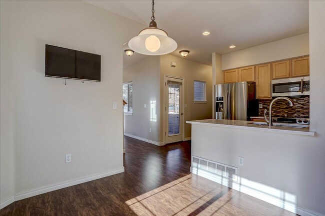 Building Photo - End-Unit 3bed/2.5bath/1-car garage in Long...