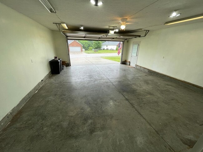 Building Photo - Beautiful Shelbyville Home For Rent