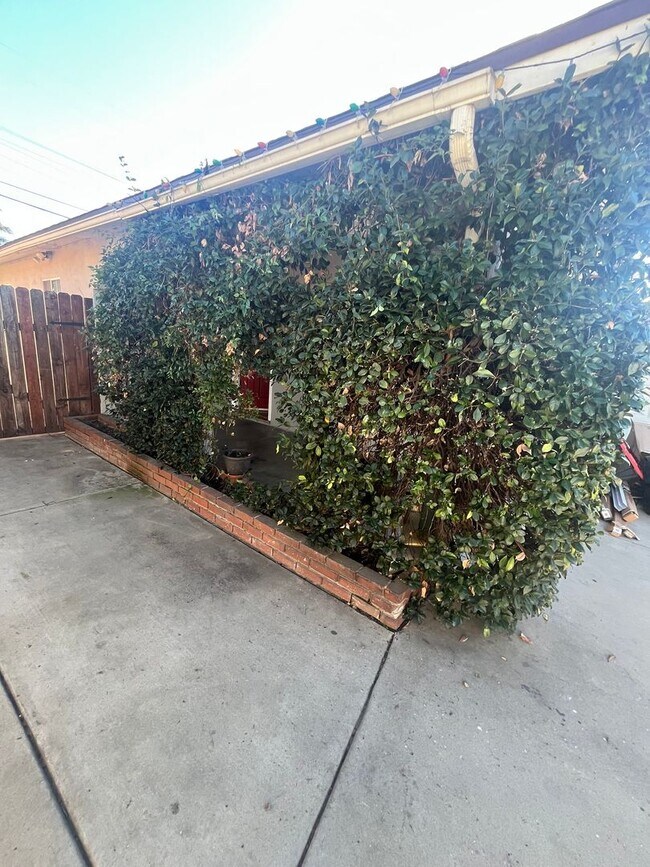 Building Photo - 5850 Cedarglen Dr