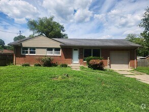 Building Photo - Beautiful 3 bedroom 1 bath with attached g...