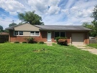 Building Photo - Beautiful 3 bedroom 1 bath with attached g...