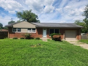Building Photo - Beautiful 3 bedroom 1 bath with attached g...
