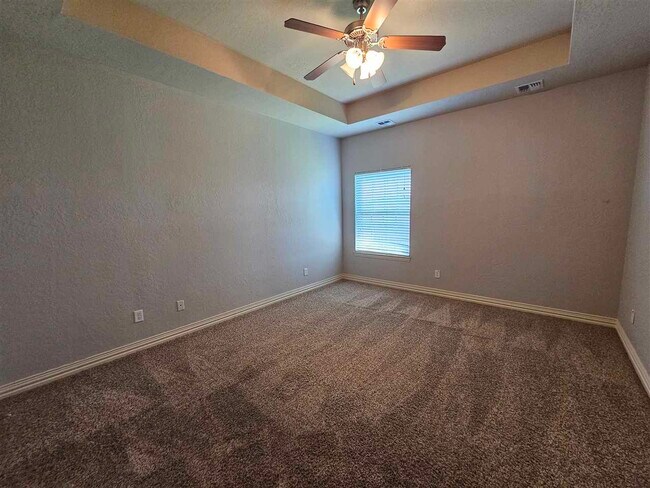 Building Photo - 6 NE Summerwood Dr