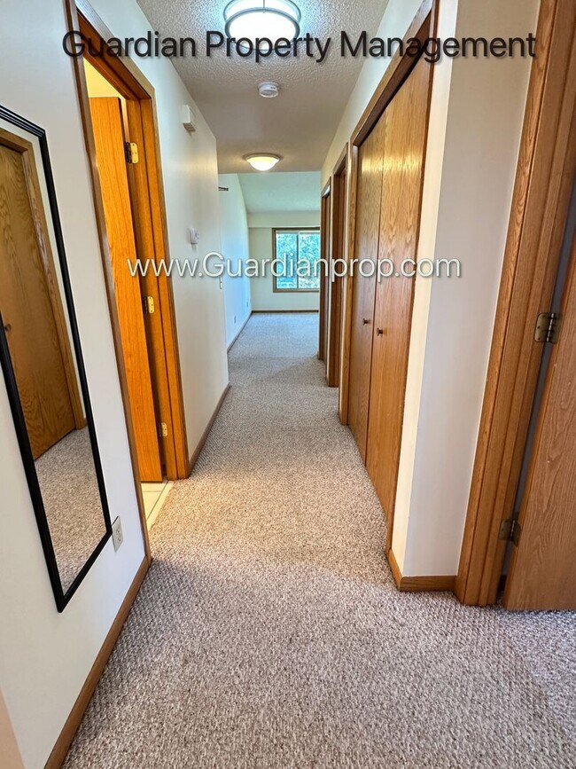 Building Photo - Richfield 2nd Floor Apartment, Very Spacio...