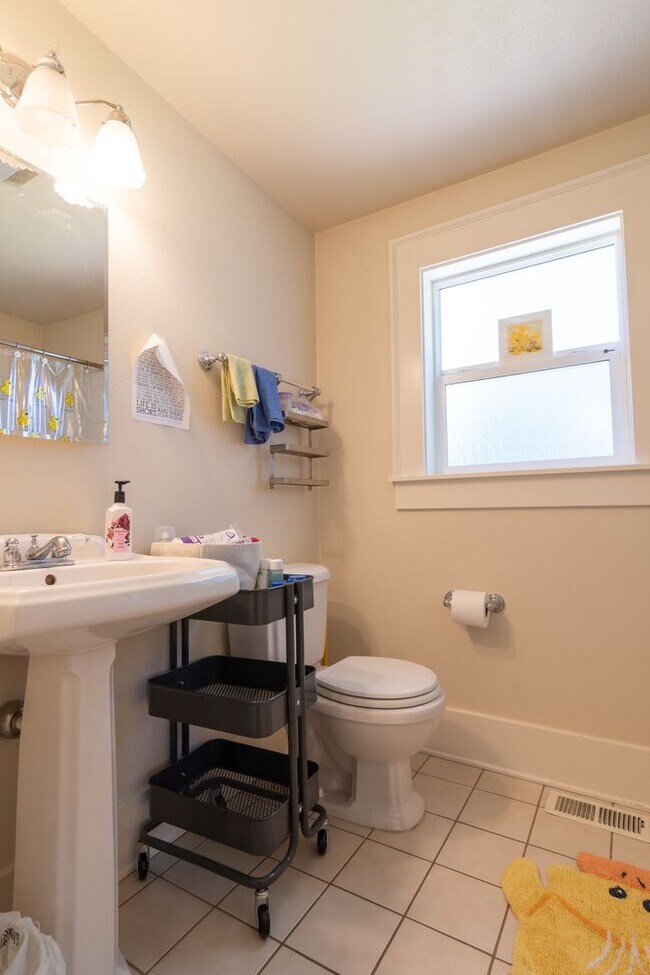 Building Photo - 6406 SE 44th Ave