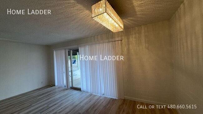 Building Photo - 842 N Las Palmas Dr