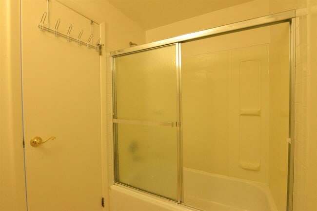 Main Bath - 426 Winthrop Dr