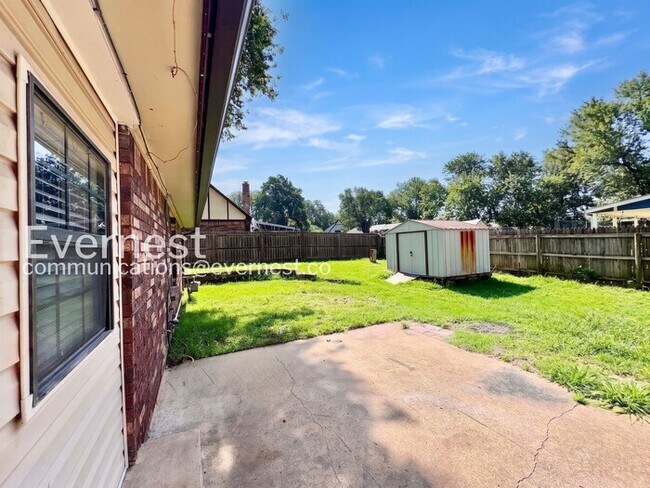 Building Photo - Spacious 4 Bed, 2 Bath Home with Fenced Yard and Two-Car Garage | Pet friendly | Available Now!