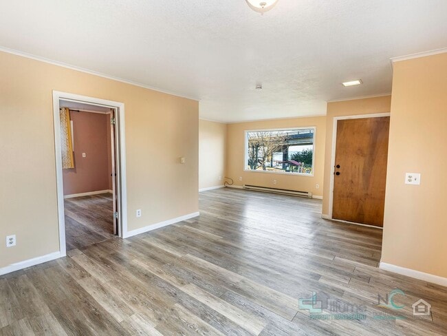 Building Photo - $500 OFF Special - Beautiful 4 Bed/1 Bath Home in Astoria