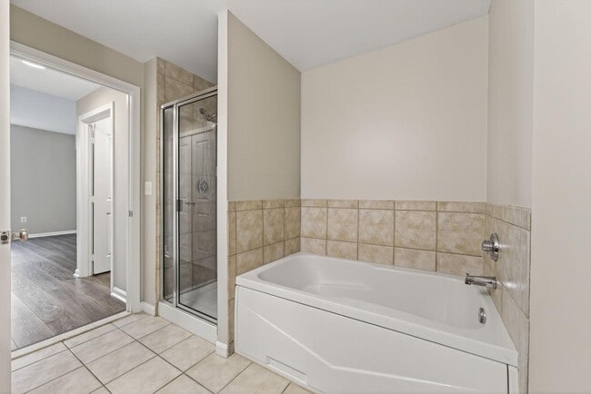 Building Photo - 2220 Fairfax Dr