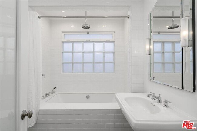 Building Photo - 645 N Sierra Bonita Ave