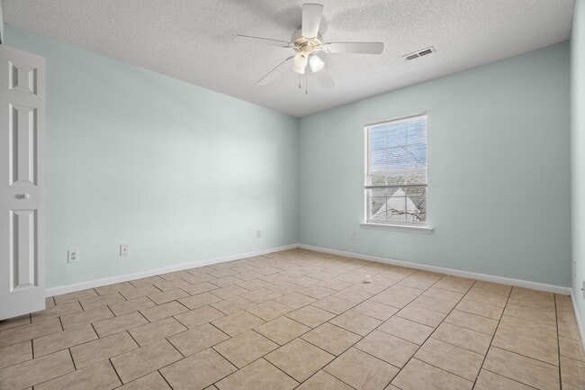 Building Photo - 527 3rd Loop Rd