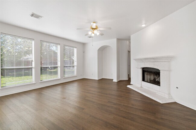 Building Photo - 3326 Lakeway Ln