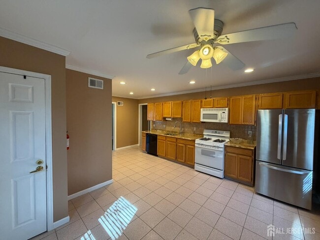 Building Photo - 628 Grove Ave