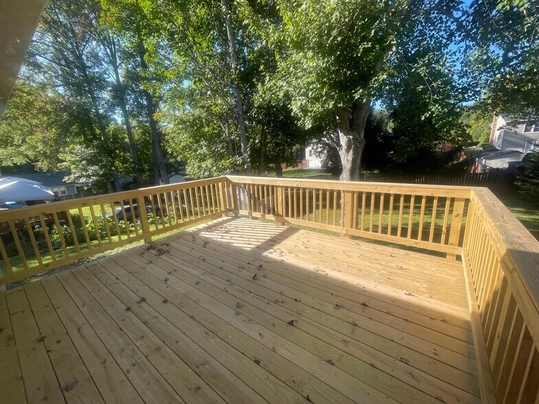 Building Photo - 221 Fallsway Ln