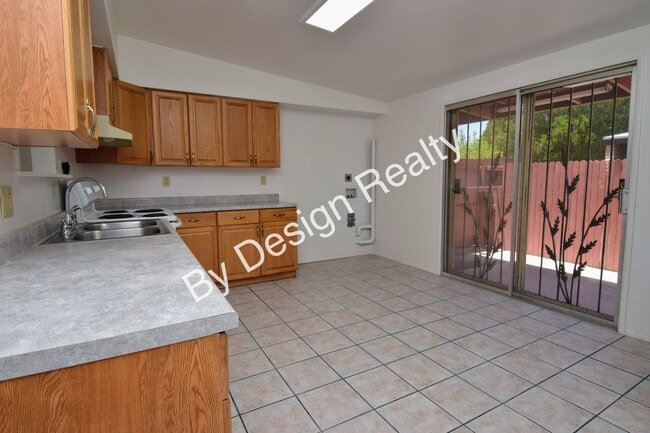 Building Photo - 3 Bed 2 Bath Midtown Duplex with Covered Parking & Storage