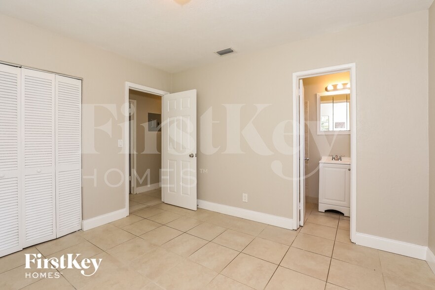Building Photo - 6487 SW 26th St