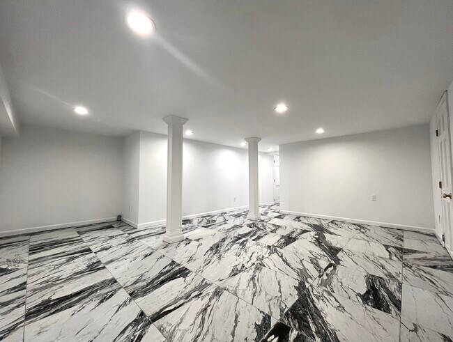 Building Photo - 158 Jelliff Mill Rd