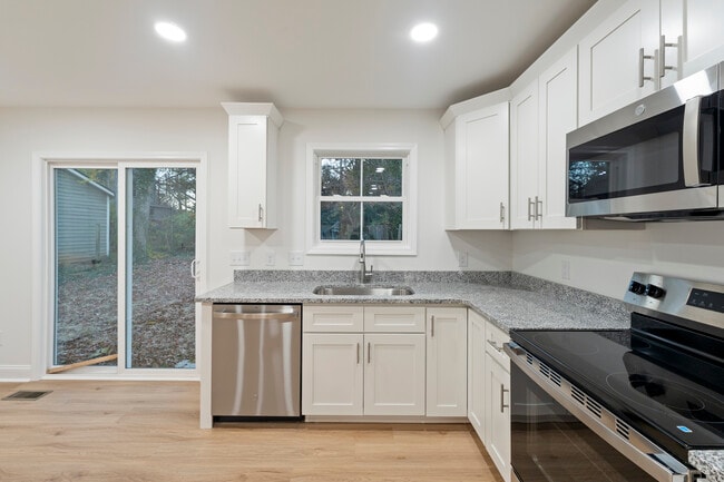 Building Photo - 517 W Cemetery St