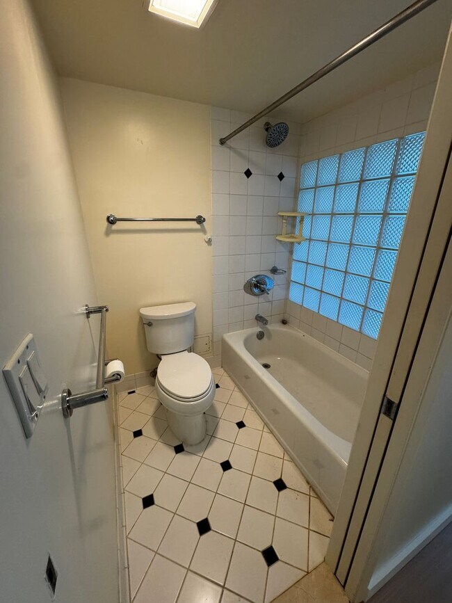 Building Photo - 2/2/2 at One Archer Lane, Mountain Views, Great Location!