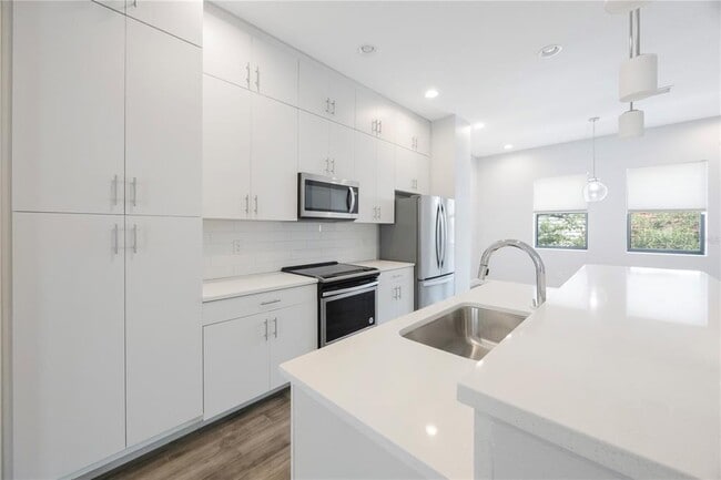 Building Photo - 1330 W Gray St