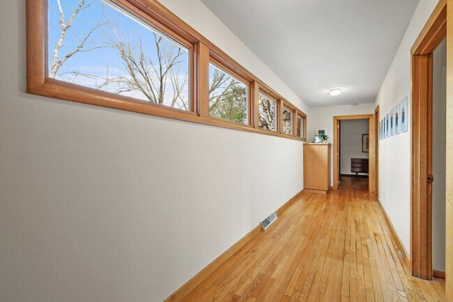 Building Photo - Mid-Century Home