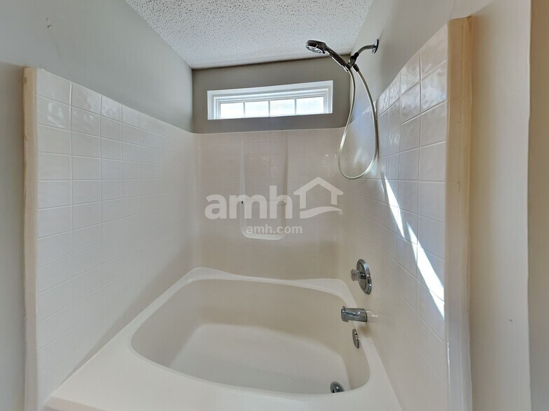 Building Photo - 3928 Edgeview Dr