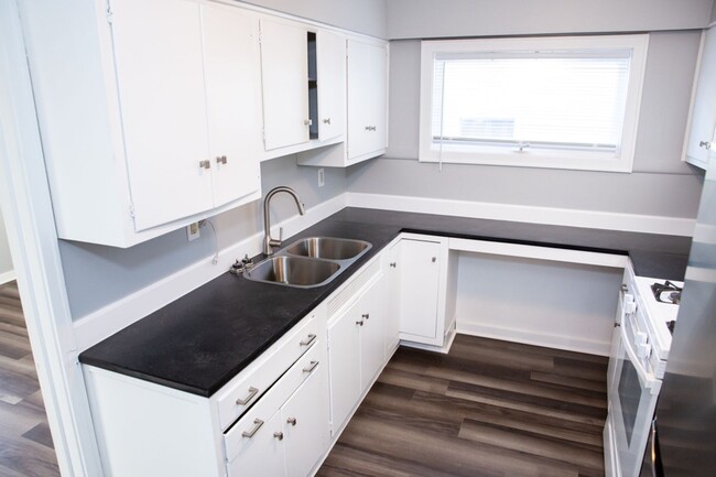 Building Photo - Next-Level Student Living  |  3,000+ Sq Ft 4BR Home Steps from Ball State – Pre-Lease Now!