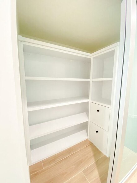 Building Photo - 848 Kings Rd