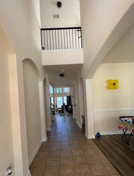 Building Photo - Room in House on Bridie Path