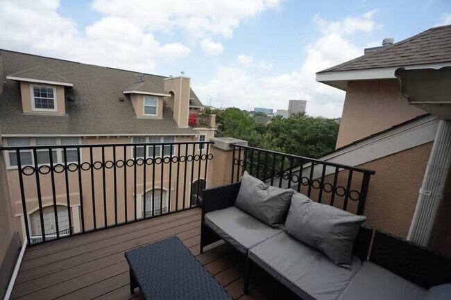 Building Photo - 5625 Dolores St