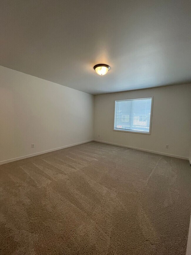 Building Photo - 3 Bed 3 Bath TownHome