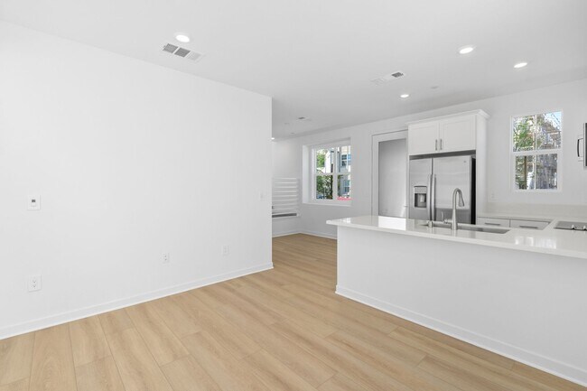 Building Photo - Modern Comfort & Style in Prime Ontario Location