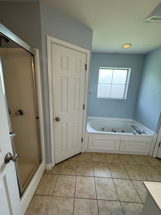 Building Photo - Gorgeous 3 Bedroom Home